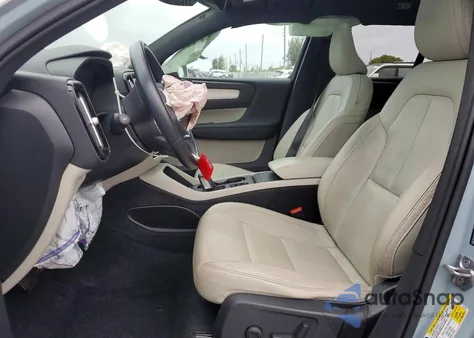 2019 Volvo Xc40 T4 Momentum z USA, uszkodzony, nr VIN YV4AC2HKXK2057565